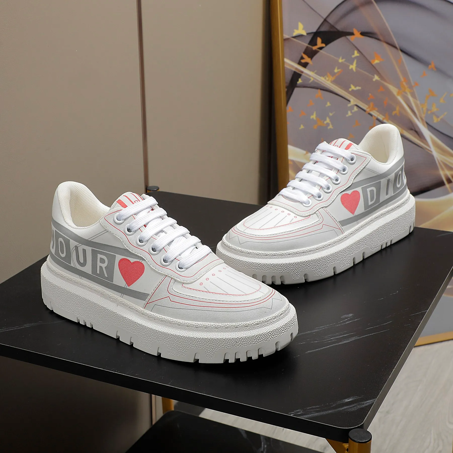 👟👟Ex-factory price 480👟👟 2021ssDior shell-toe casual white shoes, the latest letter strip layout with luminous colors, the same style as the ready-to-wear series 1️⃣Original mold opening 2️⃣Original cowhide➕Breathable mesh lining 3️⃣TPU evacuation outsole 4️⃣Injection-molded latex cowhide feet 5️⃣Full set of packaging at the counter, code number 35-40 (41 can be customized)